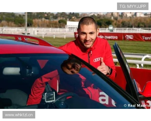 刷到拉莫斯家门口那排车，我怀疑自己走错片场了